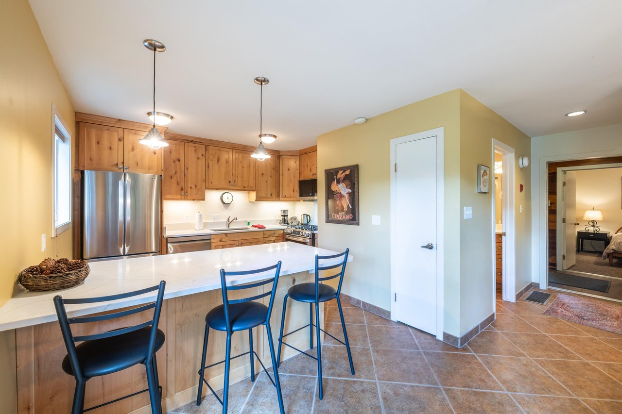 From breakfast to aprèsski snacks, the wellequipped kitchen and breakfast bar at Pay Day 183 keeps the whole group happy. The ultimate Park City vacation rental for those who love to gather with fri