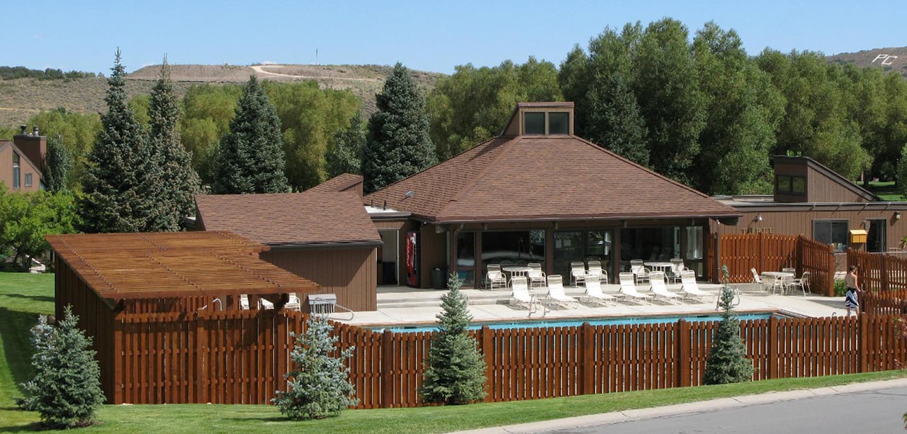 Three Kings 64 provides access to a beautifully maintained community clubhouse and pool area surrounded by stunning mountain scenery.