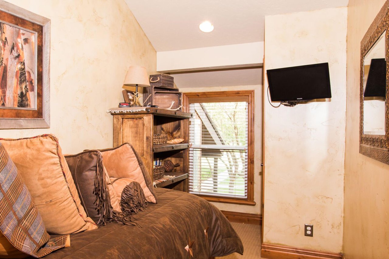No detail is overlooked at Three Kings 65 — the twin bedroom is warmly appointed and comfortable, reflecting the quality of this exceptional Park City lodging option.
