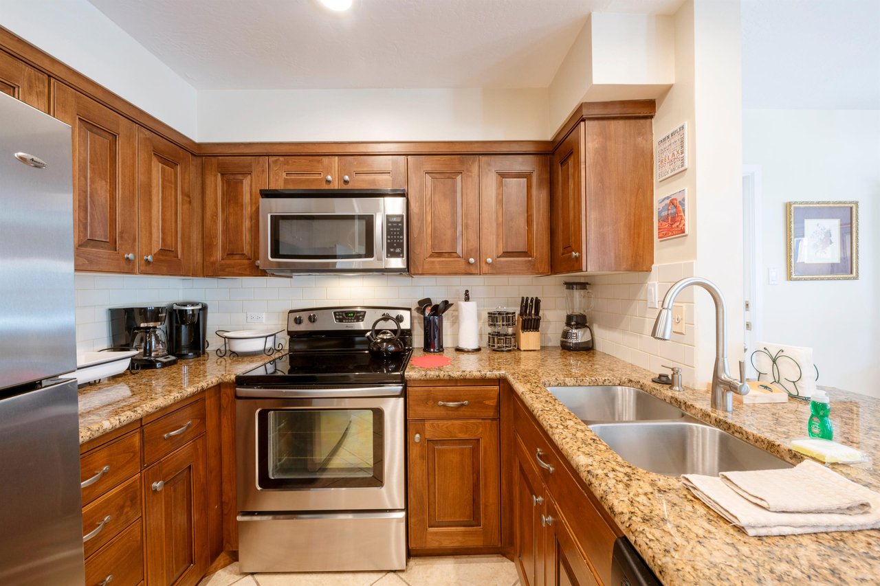 Resort Plaza 5004 delivers all the comforts of home — this wellappointed kitchen offers modern appliances, beautiful granite counters, and ample workspace for preparing meals throughout your stay.