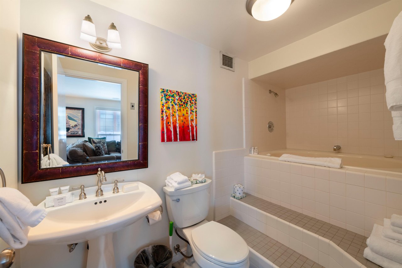 Resort Plaza 5007 ensures every guest is well taken care of — this fresh and functional guest bathroom.