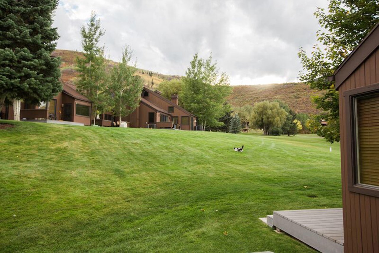 Three Kings 41 is perfectly situated along the lush fairways of Park Citys municipal golf course, offering stunning green views and a serene natural setting that makes this Park City lodging option a