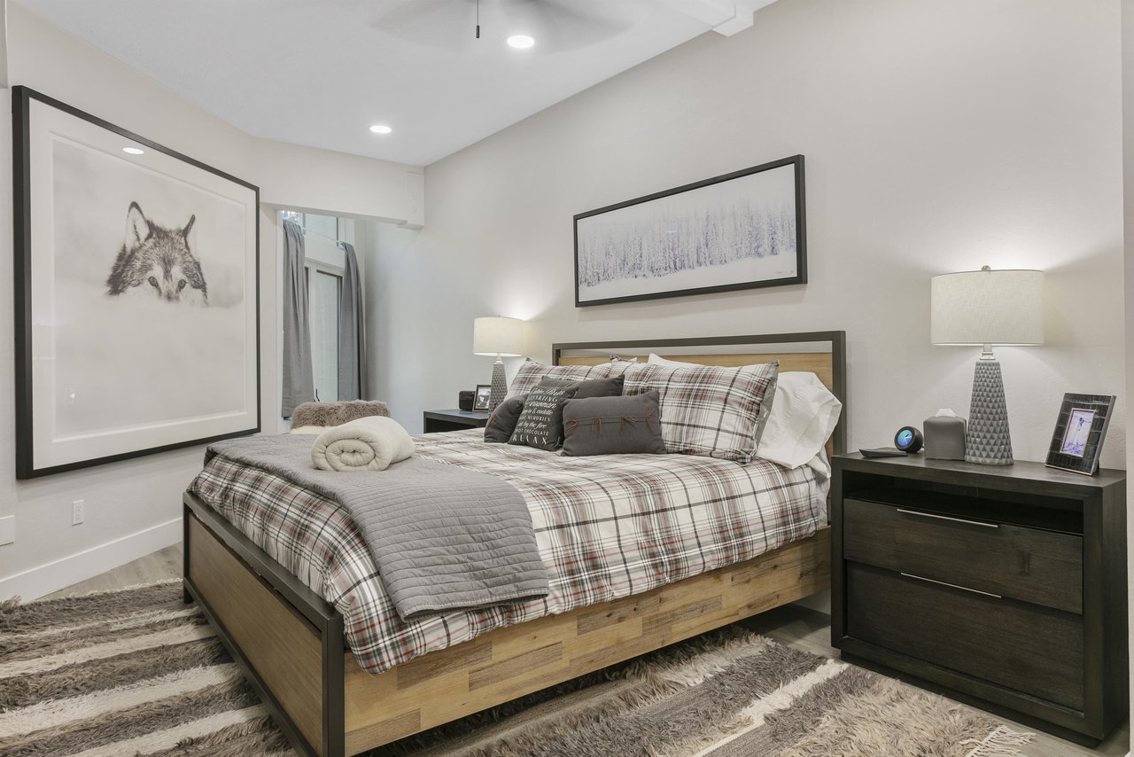 Sink into plush bedding and cozy linens after a day of adventure. This inviting master bedroom offers mountaininspired décor, thoughtful lighting, and a restful ambiance to help you recharge for tomo