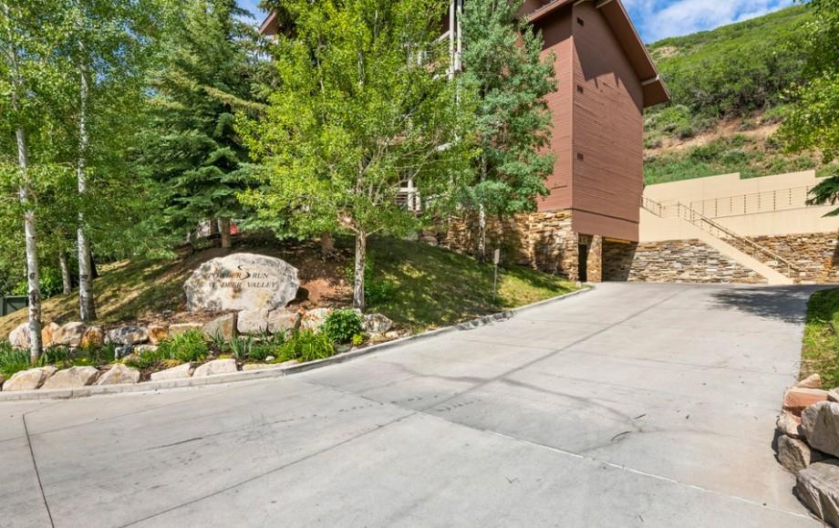 Powder Run C13 features complimentary underground parking, making this toprated Park City condo rental the perfect stressfree home base for exploring all that Park City and Deer Valley have to offe