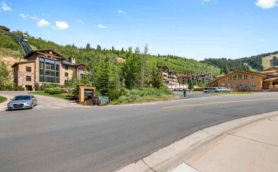Why drive to the slopes when you can walk Powder Run C13 is ideally situated just steps from the lifts, making this Deer Valley condo rental the ultimate choice for skiers seeking the perfect slope