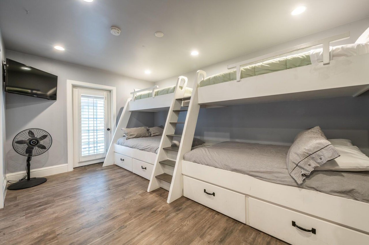 Resort Plaza 5000 sleeps up to 9 guests—the twinoverfull builtin bunk beds are thoughtfully designed to maximize space and comfort, making this one of the most familyfriendly Park City vacation re