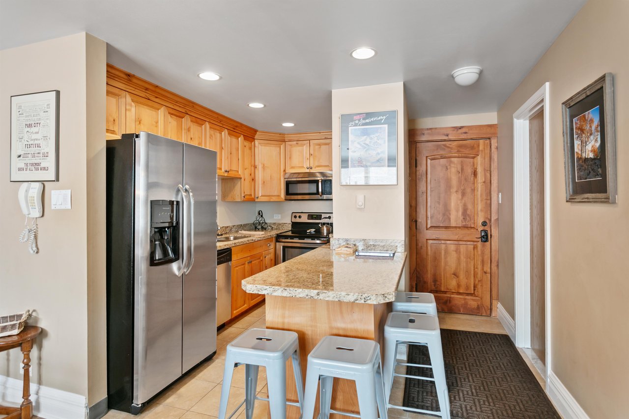 From a quick morning coffee to an aprèsski spread, the stylish kitchen and breakfast bar at Resort Plaza 5064 provide the perfect casual dining experience that makes this Park City vacation rental fe