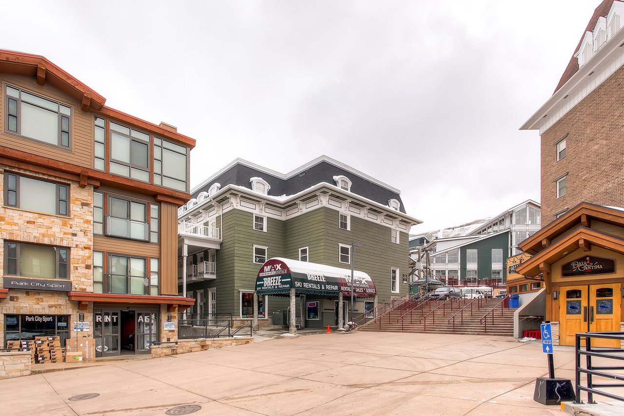 Resort Plaza 5064 places you right at the heart of the action, just steps from the lifts, shops, and dining at the base of the mountain, making this Park City condo rental the most convenient and exci