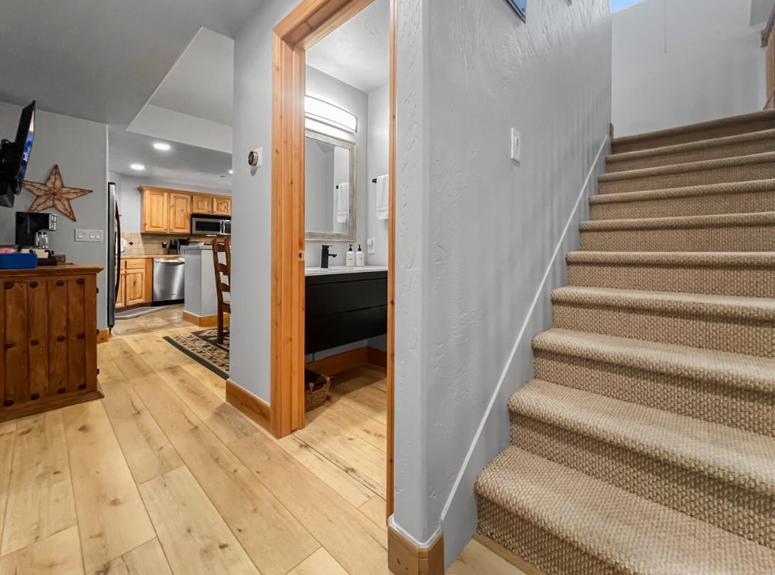 Step into your cozy mountain retreat with warm wood tones and thoughtful touches throughout. Lightfilled spaces connect seamlessly, inviting you to settle in and unwind.