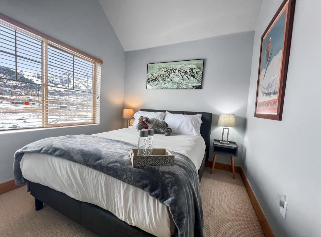 Sink into your plush bed after a day on the slopes—crisp linens, soft throws, and mountaininspired décor set a cozy, restful scene perfect for recharging.