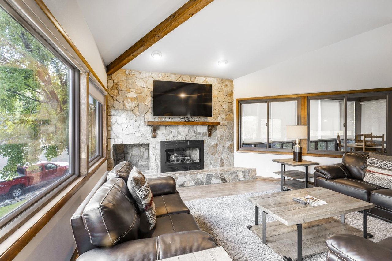 148 Webster Court HomeLiving room