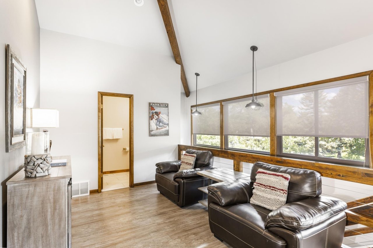 148 Webster Court HomeLiving room