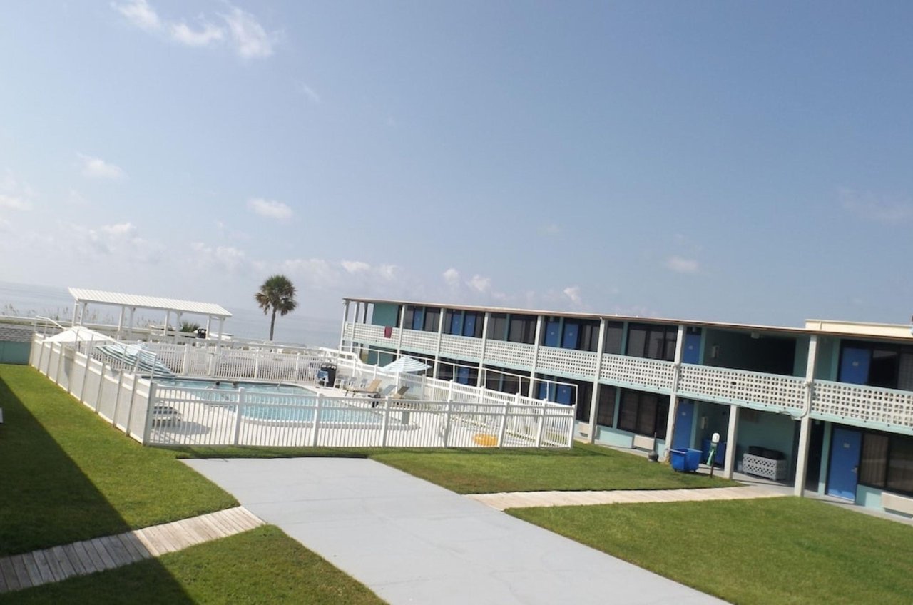The courtyard at Buccaneer Inn in Florida
