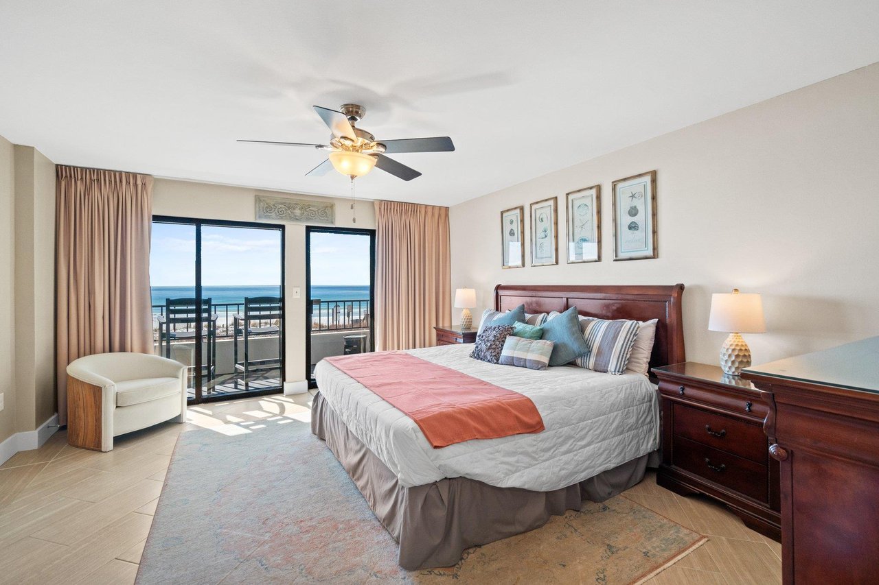 King size bed, great views and lots of space Also a private entry to the beach front balcony.