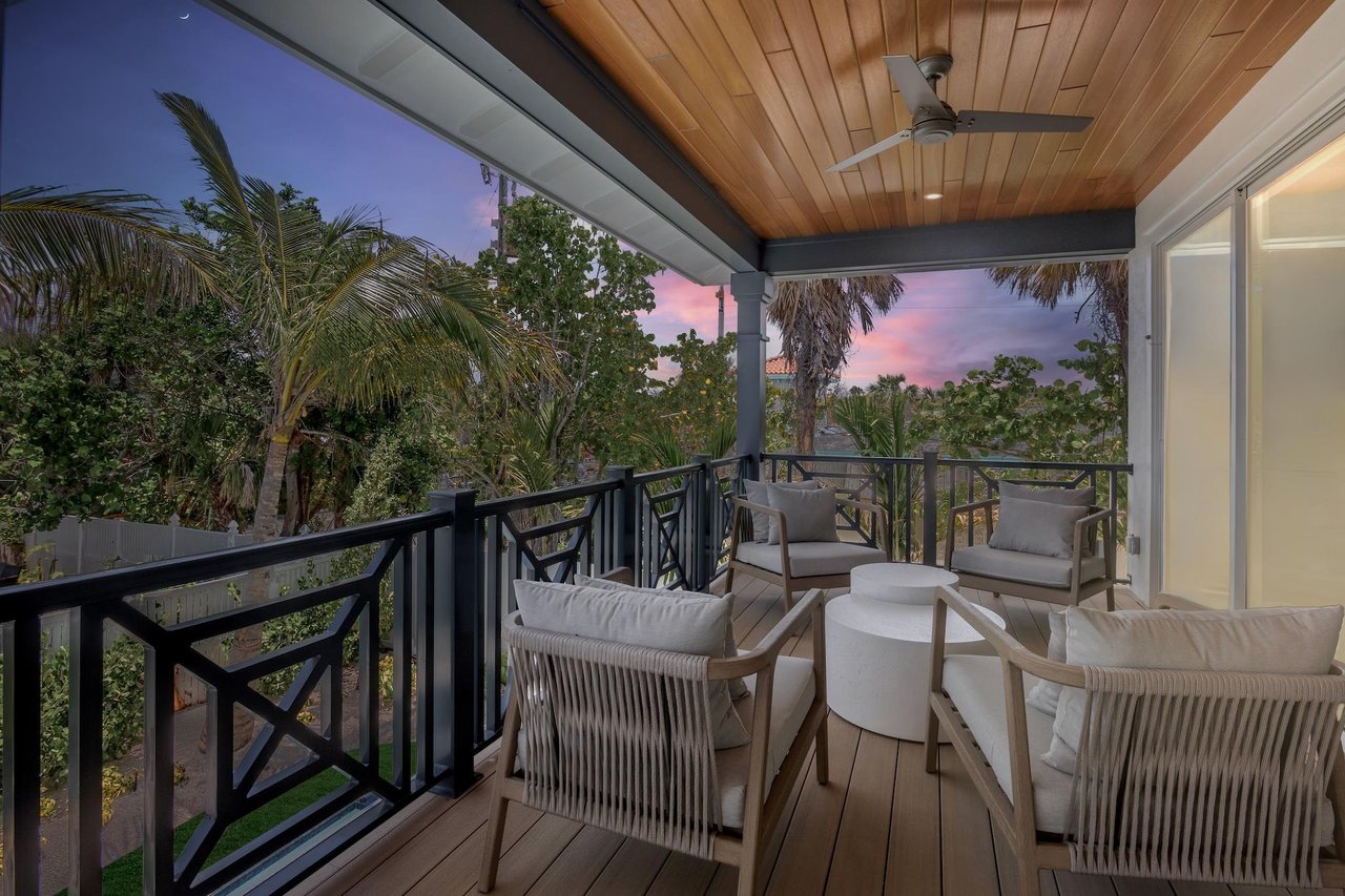 Main Floor Balcony, Lounge Area