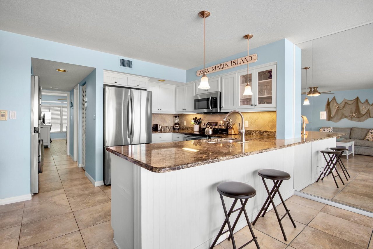 Fully equipped kitchen with breakfast bar