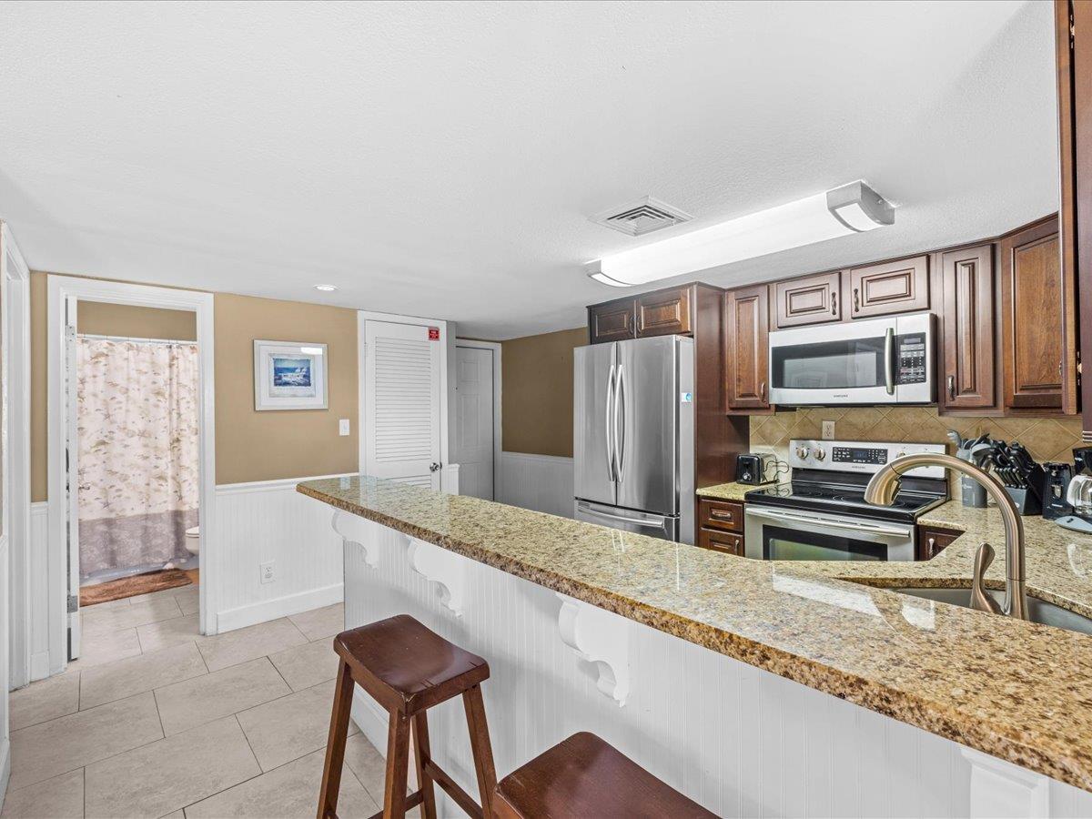 Holiday Surf and Racquet Unit 720 4