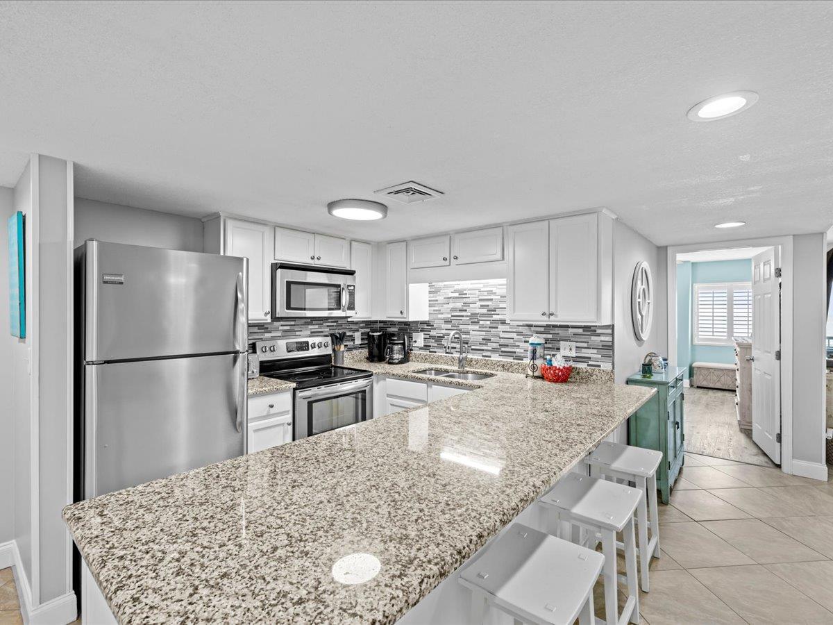 Holiday Surf and Racquet Unit 617 4