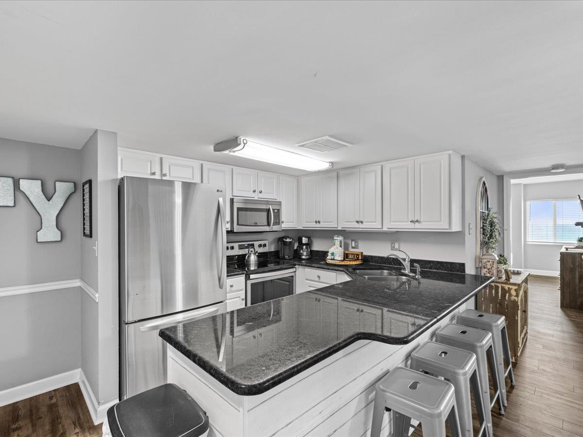 Holiday Surf and Racquet Unit 607 5