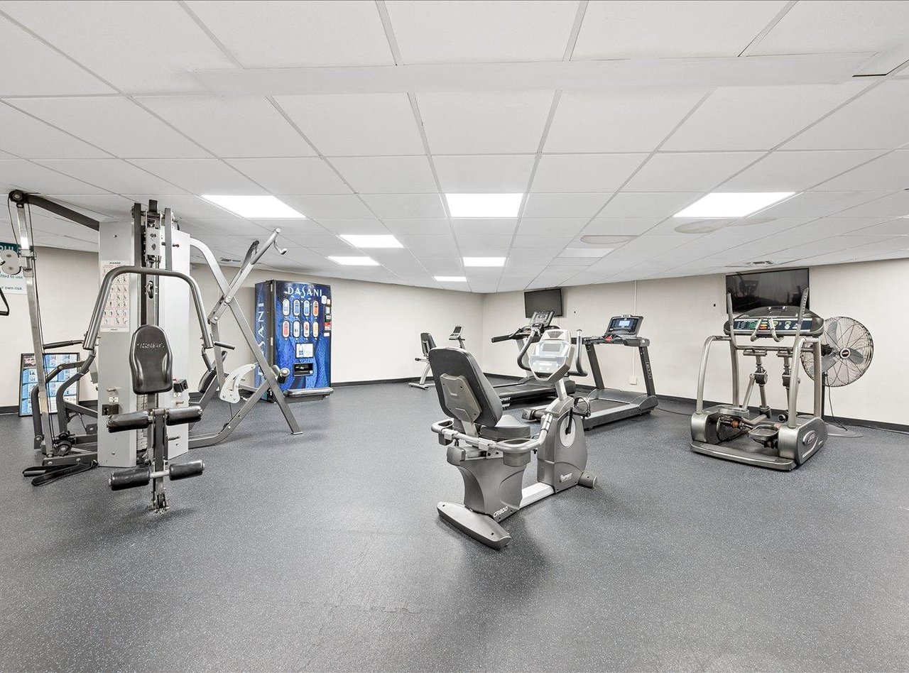 Holiday Surf and Racquet Unit 701 3