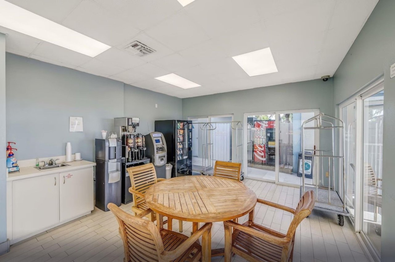 470547 Sugar Sands Inn  Suites  16 0 20241 675