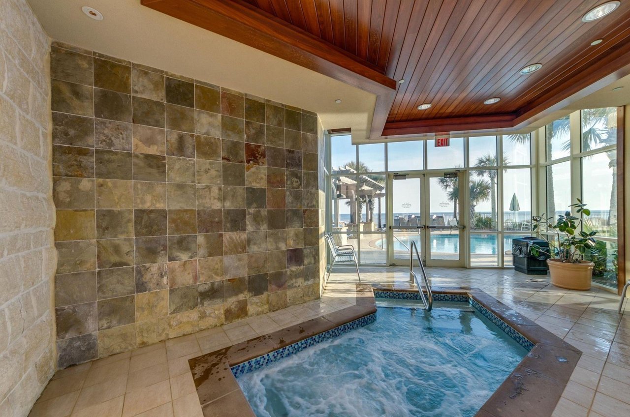 The indoor hot tub and swimming pool at Aqua Resort