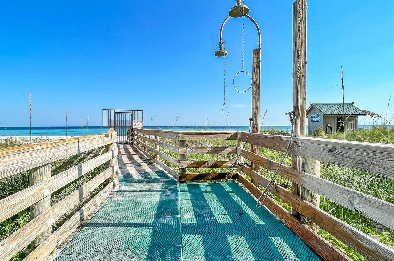 The private boardwalk has showers for rinsing off when coming back from the beach.
