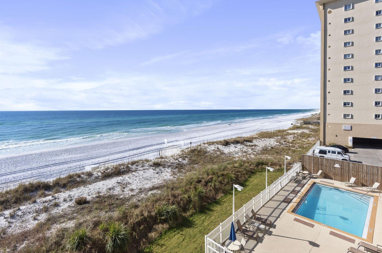 The community features a Gulfside pool.