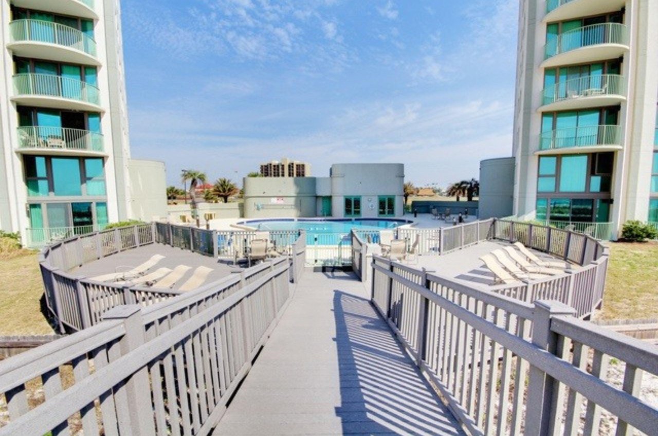 The outdoor pool and pool deck between the two towers of Perdido Towers