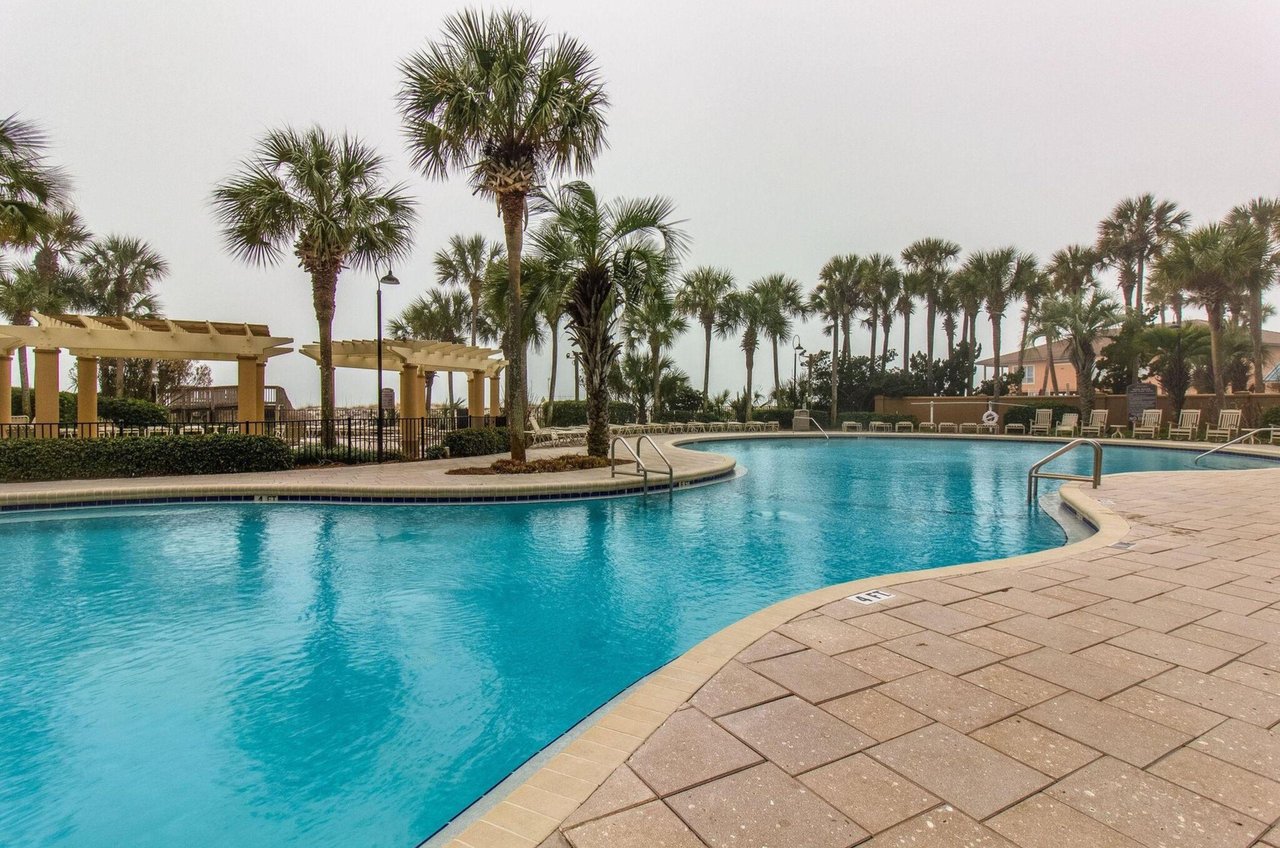 The outdoor swimming pool at Westwinds at Sandestin