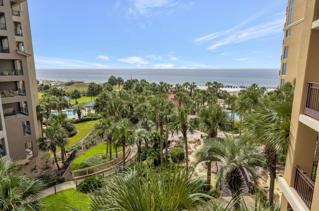 The luscious grounds of Westwinds at Sandestin