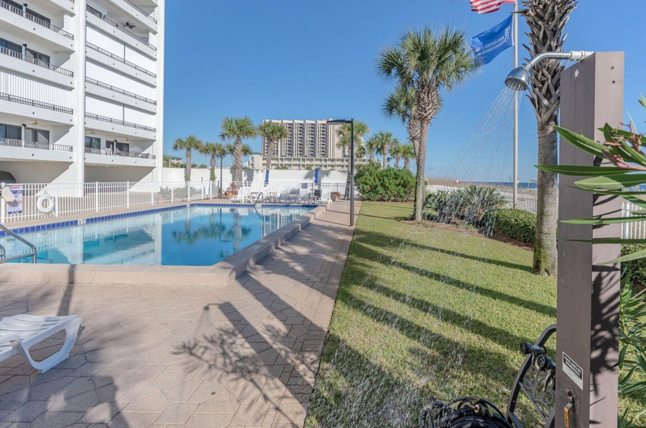 474167 Breakers East Condos  1558 0 202312 375