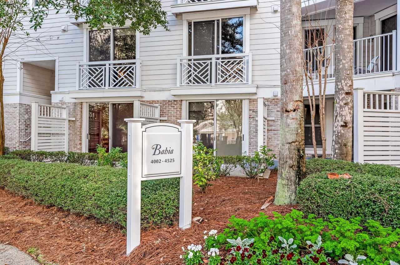 Groundfloorlevel units have sliding glass doors.