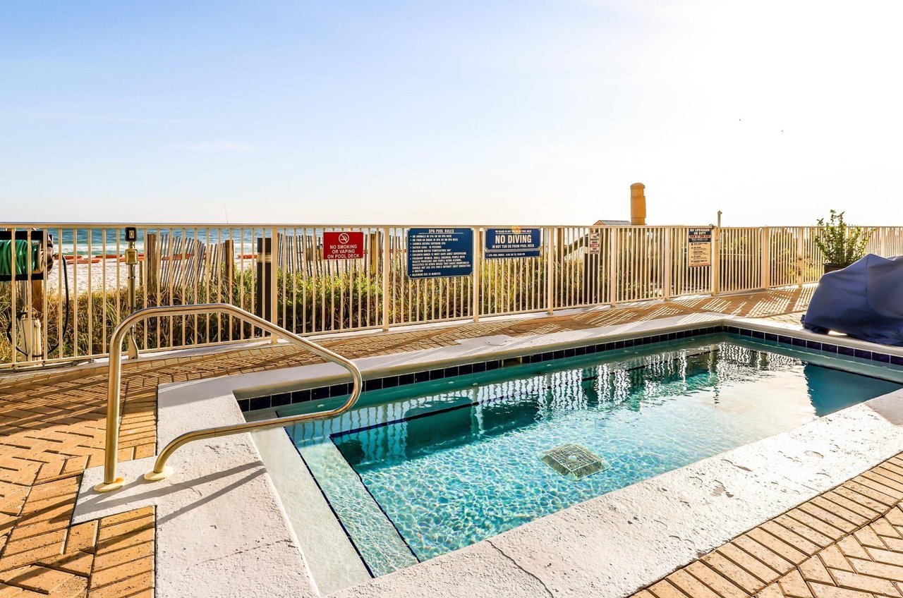 The hot tub at Emerald Isle condominiums