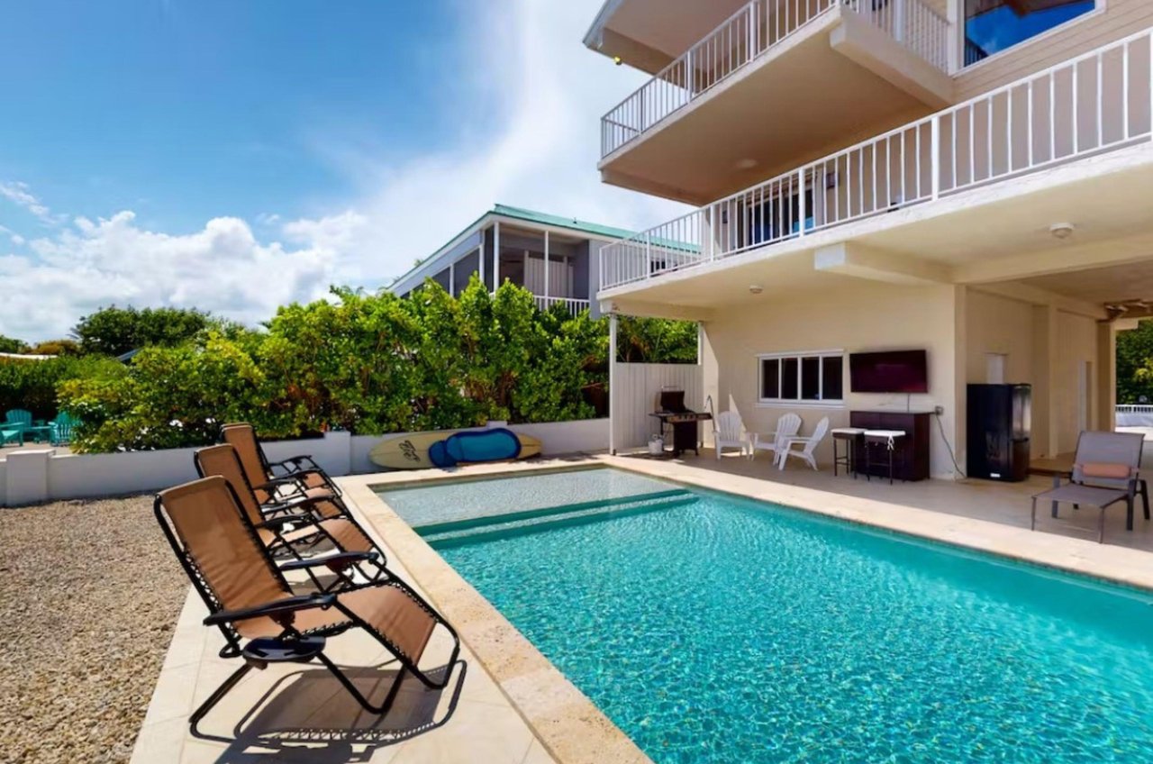 A lap pool and sundeck next to a Key Largo vacation home.