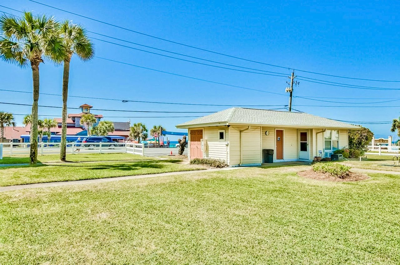 477975 Tradewinds Condos Miramar Beach  1915 0 202310 5135