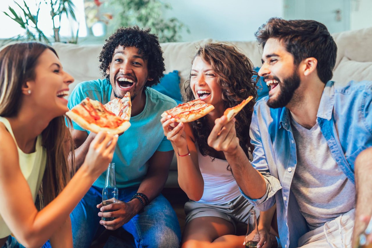 7707 Friends Eating Pizza