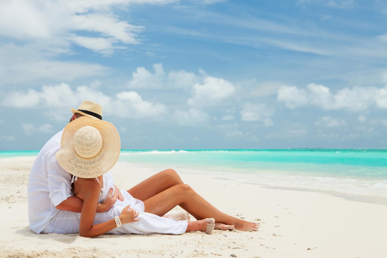 9000 Couple Kissing On Beach