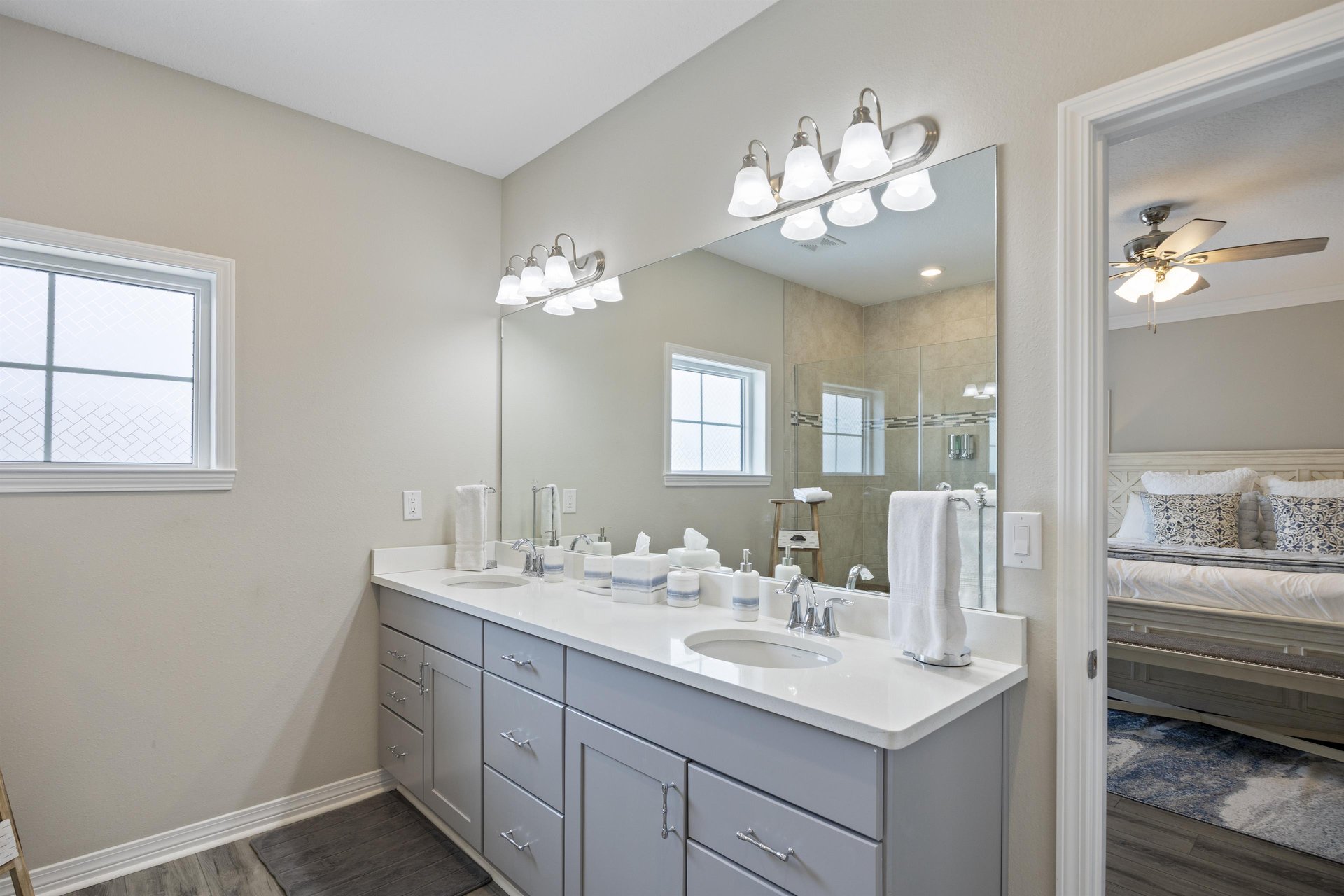 Another en suite bathroom.