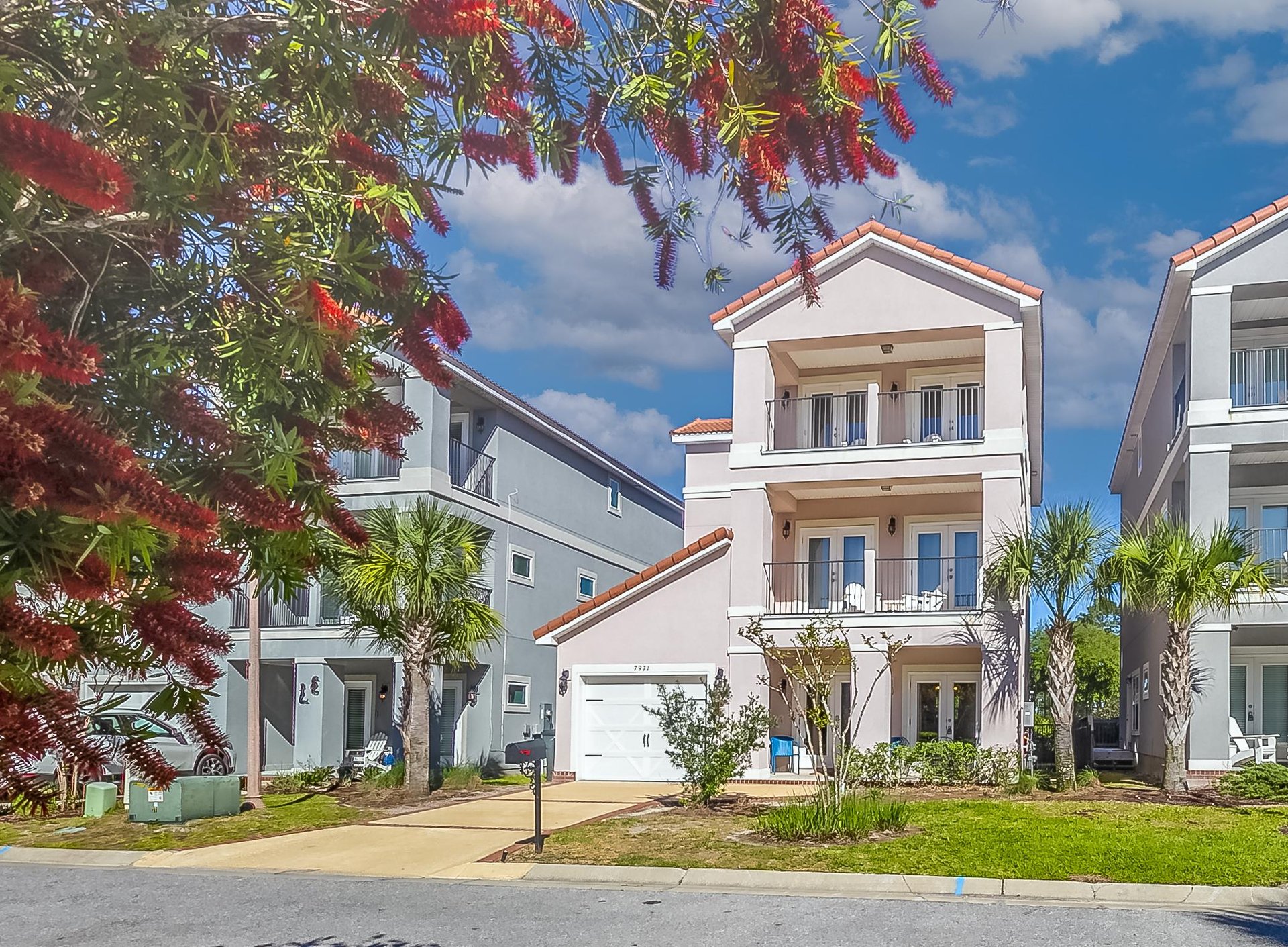 Spacious home that sleeps up to 17, just minutes from the beaches, Lost Key Golf Course, Perdido Key Dog parkbeach, kayak launch with a community pool
