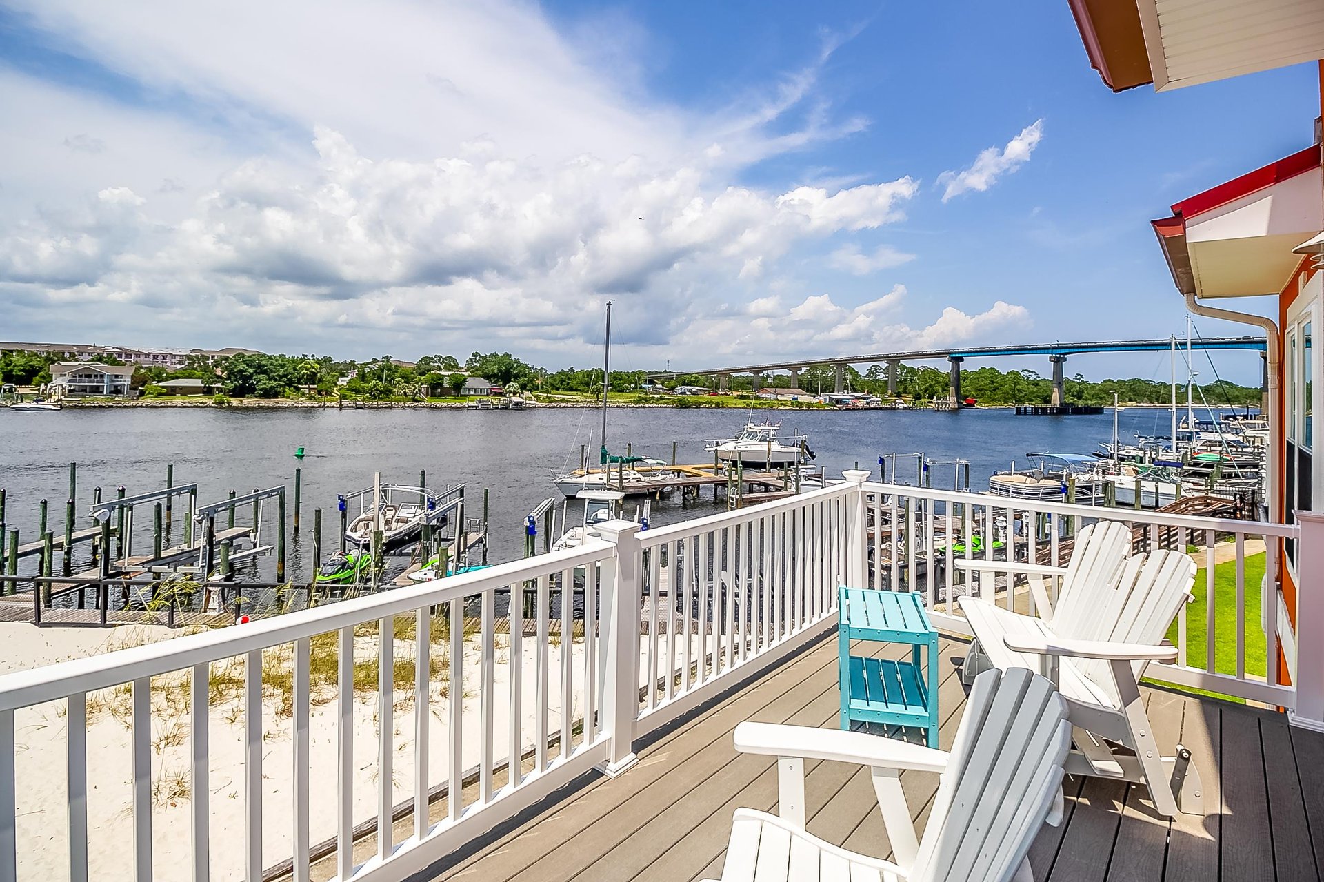 Walk outside to the big white beach on the quiet water of the Intercoastal waterway. Kayak, life jackets and more provided by owner.