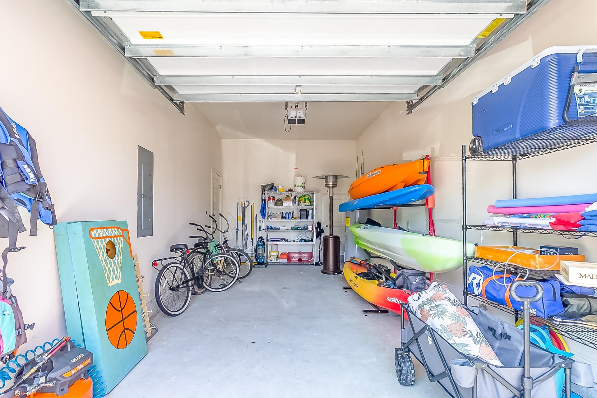 Walk outside to the big white beach on the quiet water of the Intercoastal waterway. Kayak, life jackets and more provided by owner.