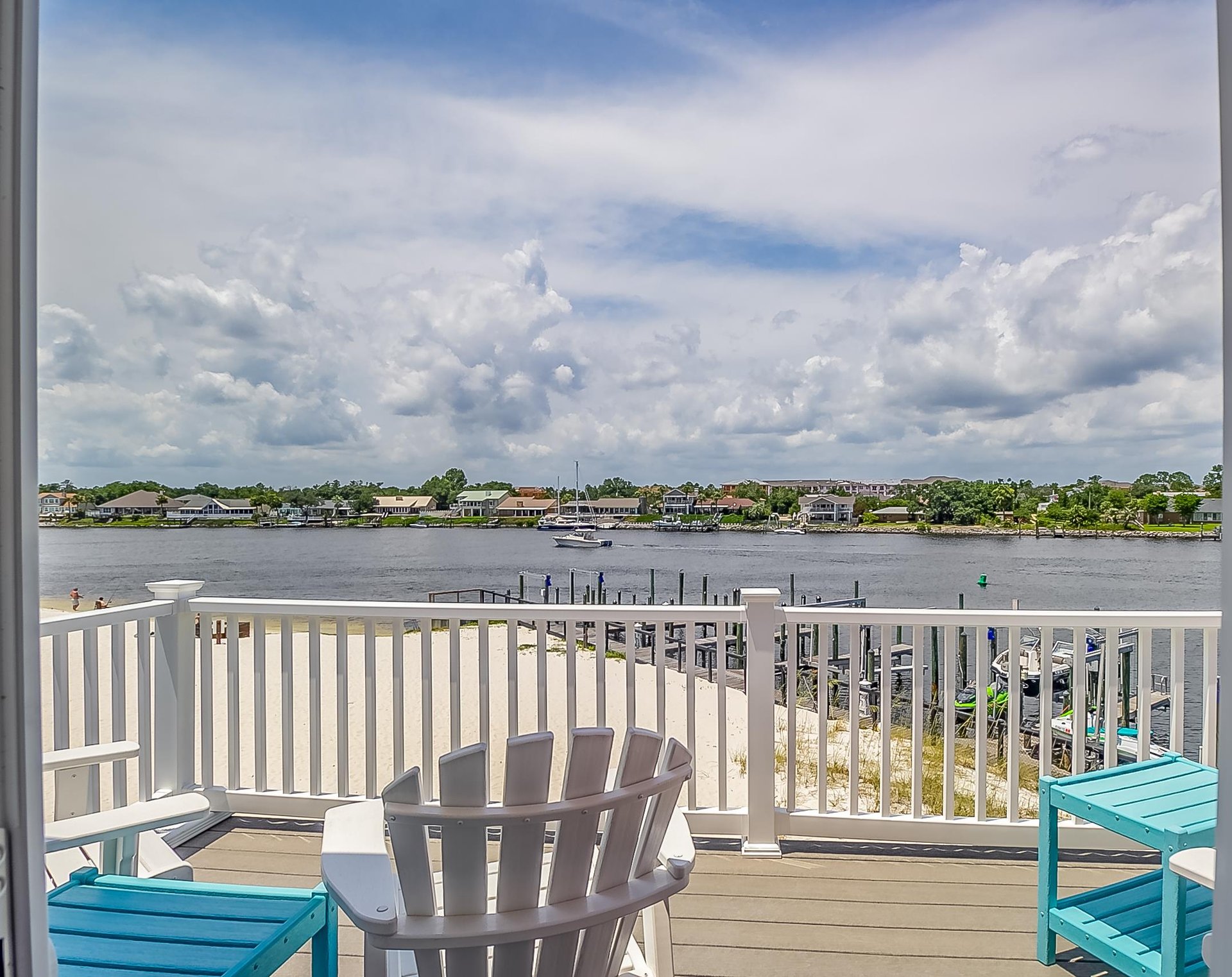 Walk outside to the big white beach on the quiet water of the Intercoastal waterway. Kayak, life jackets and more provided by owner.