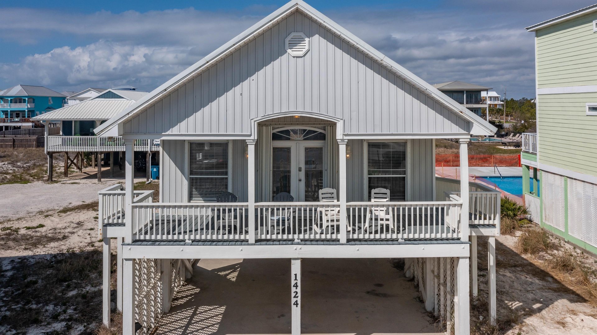 Charming coastal cottage with easy access and plenty of space for parking