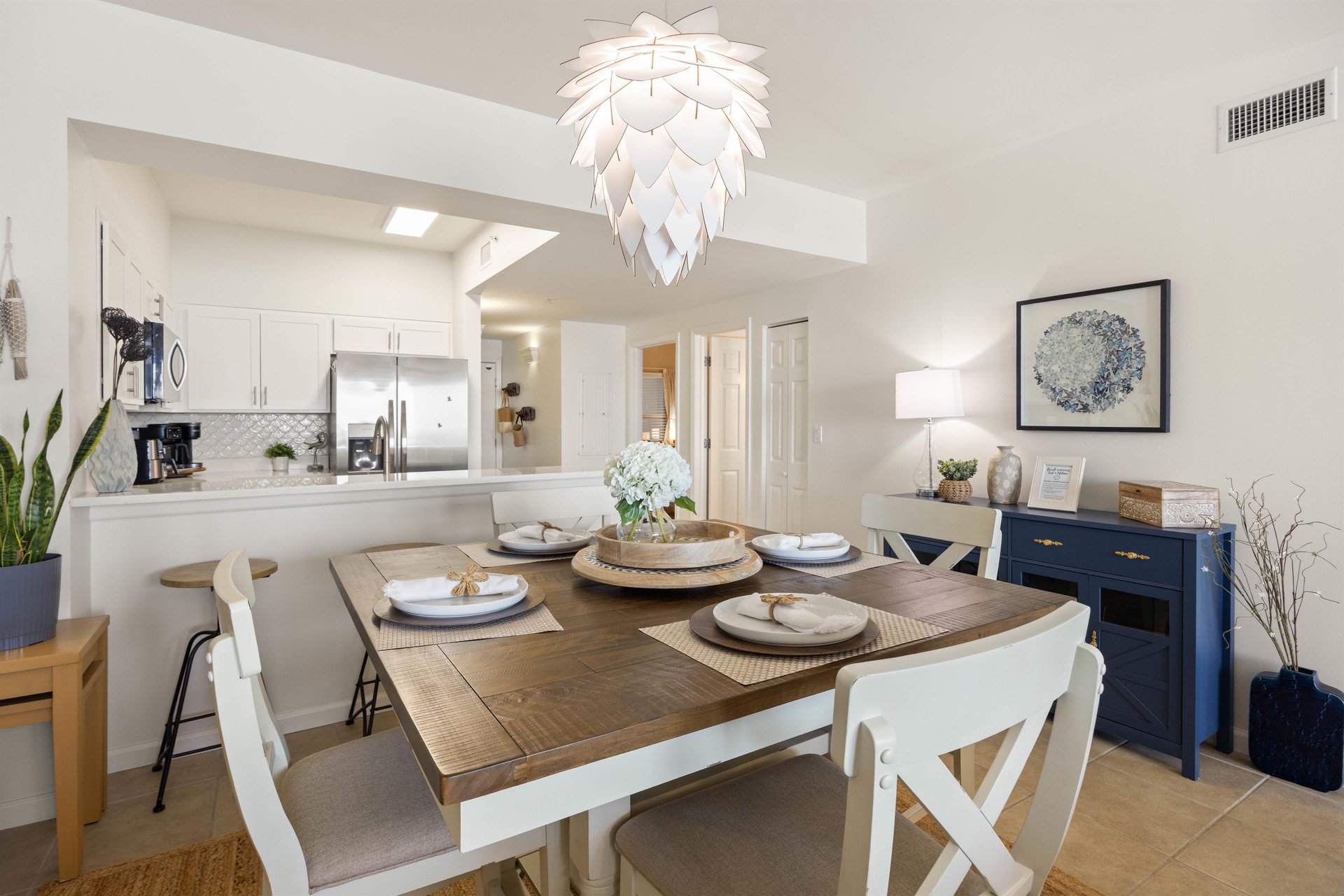 Seating for 7 guests in dining area.