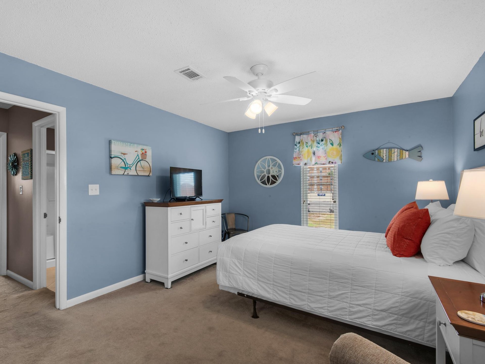 Guest Bedroom on 2nd Floor with Queen Bed