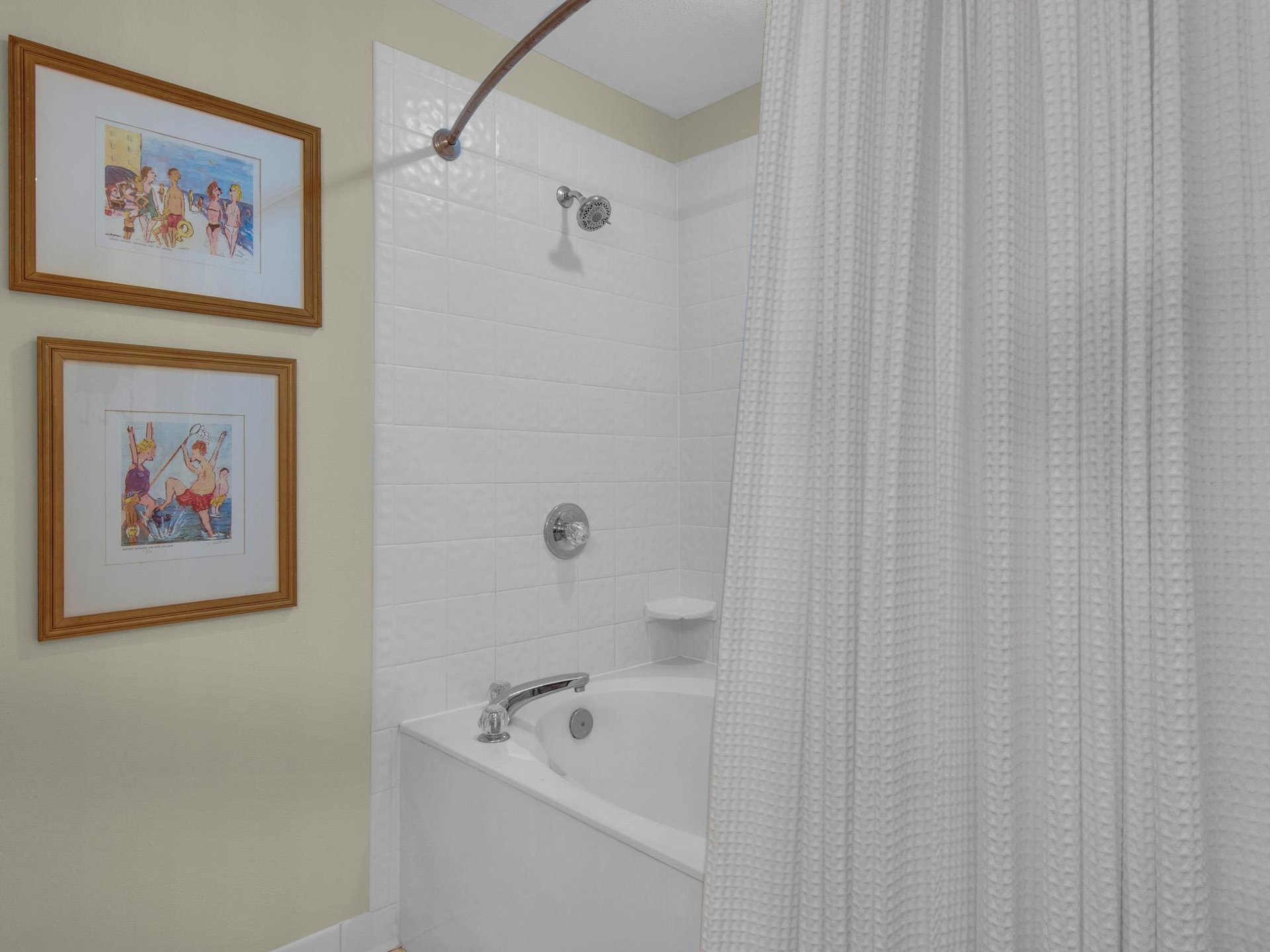 Combo Tub Shower in Loft Bath