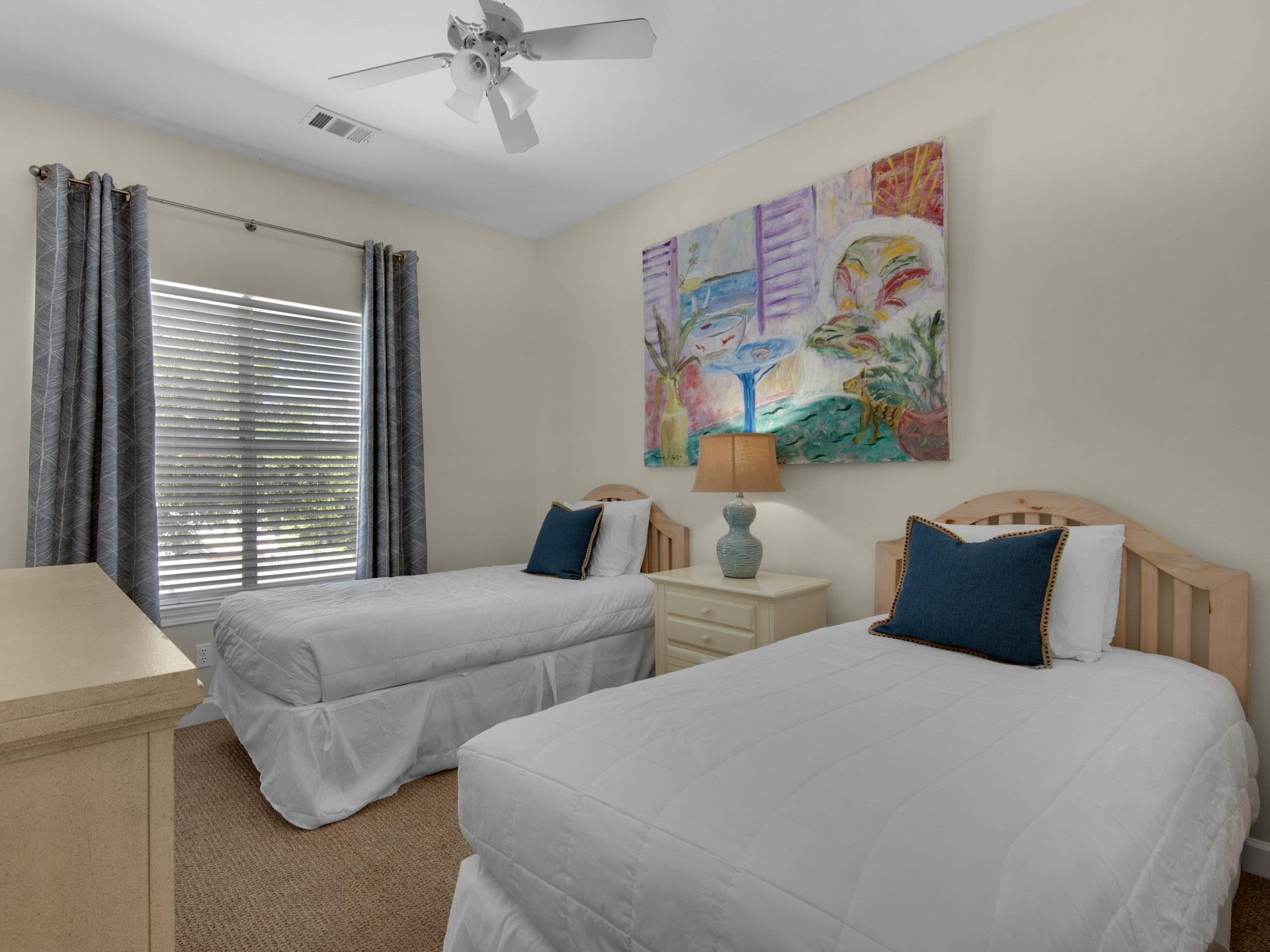 Bedroom 3 with 2 Twin Beds