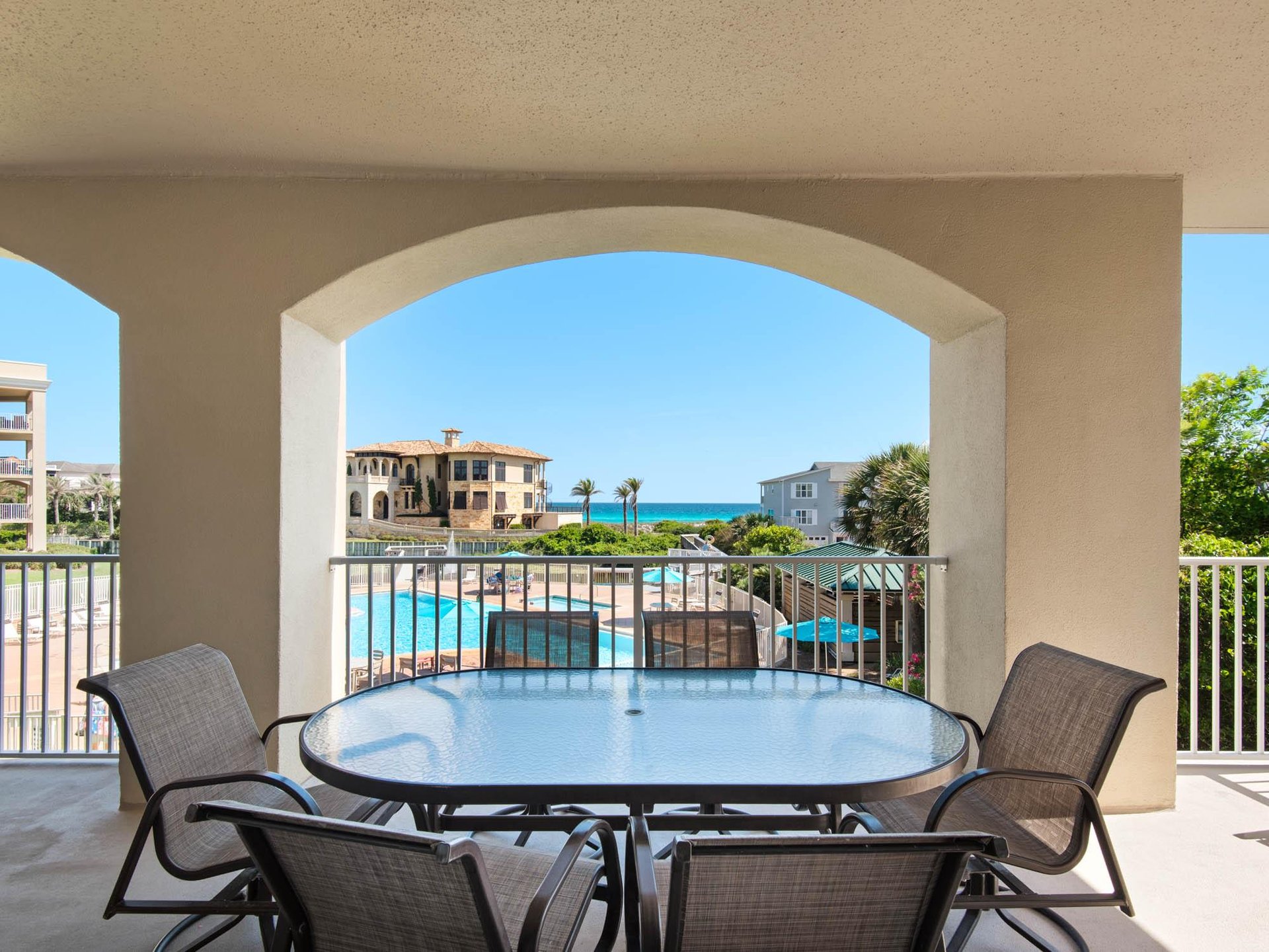 Alfresco dining meaning eating outdoors, in the open air