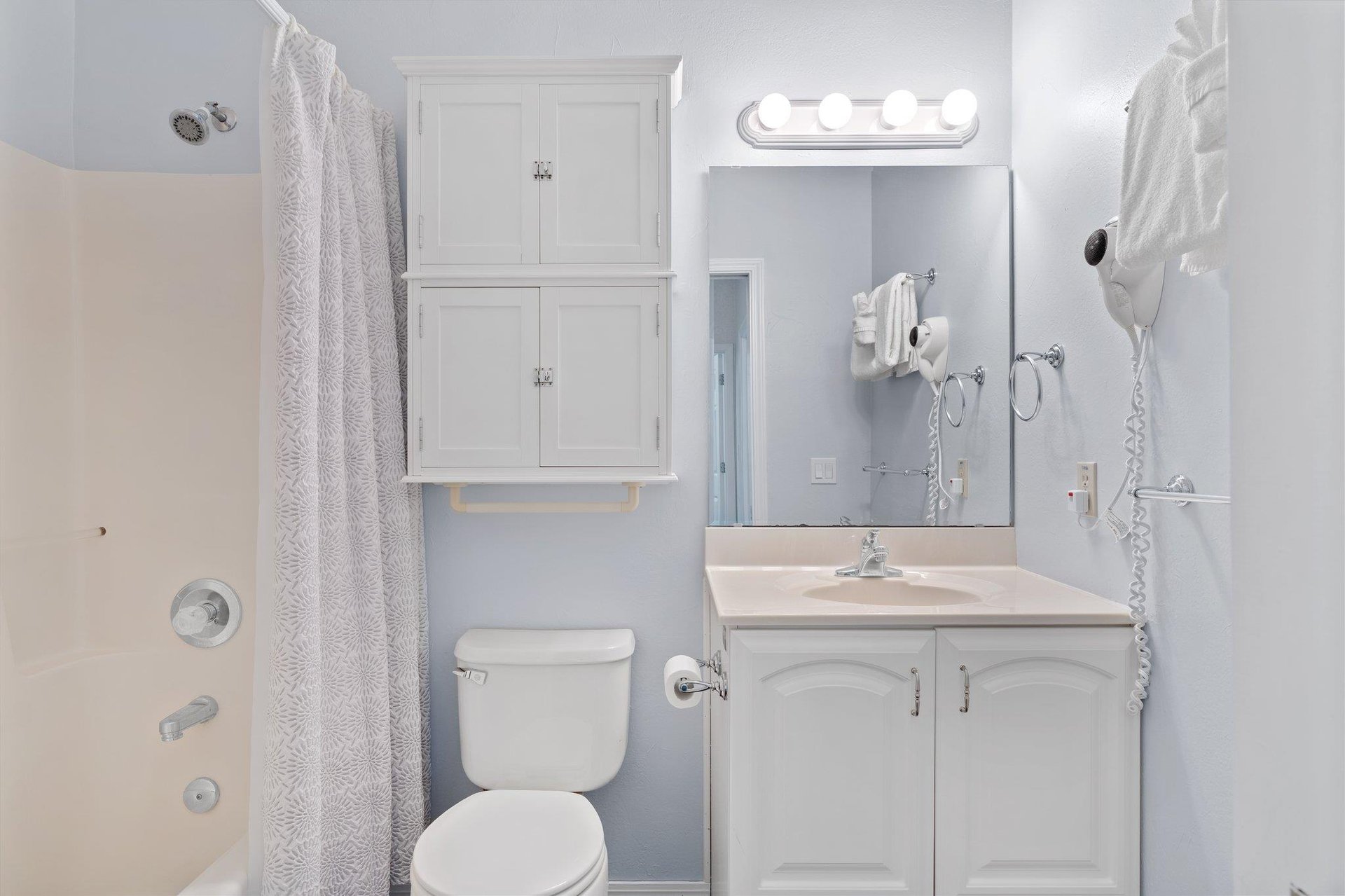 Shared Bathroom 2 on 1st floor